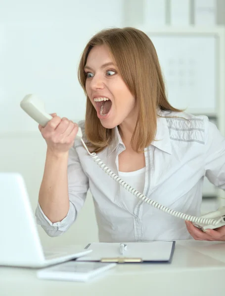 Junge Frau mit Laptop — Stockfoto