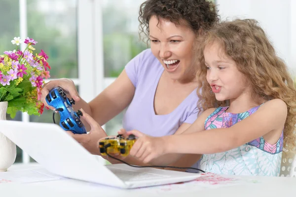 Moeder en dochter speelspel op laptop — Stockfoto