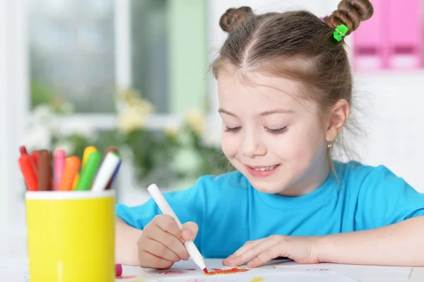 Retrato de niña dibujando — Foto de Stock