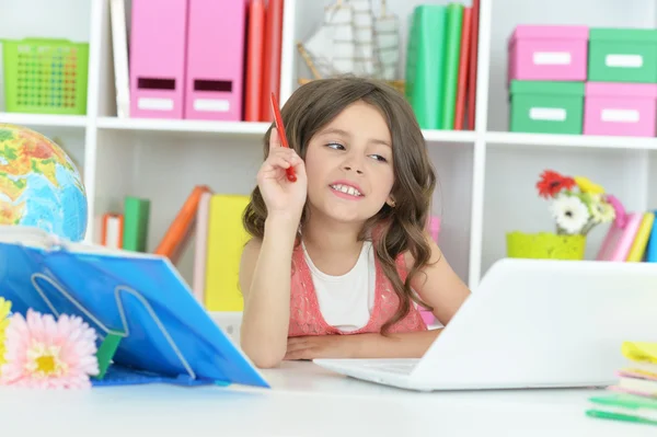 Studente ragazza con libro e laptop — Foto Stock