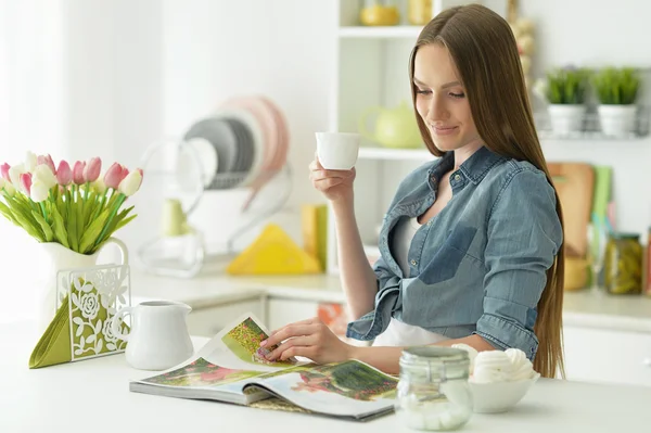 Mooie vrouw met magazine — Stockfoto