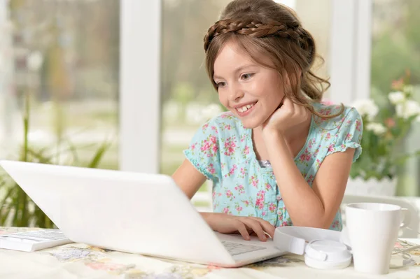 Meisje met behulp van computer — Stockfoto