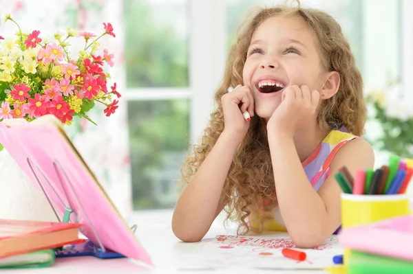 Portrait of Little girl drawing — Stock Photo, Image
