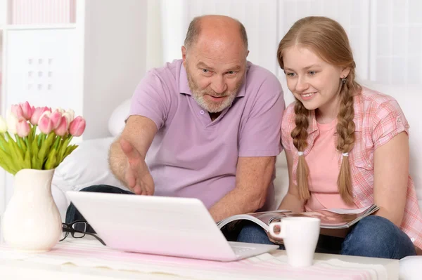 Großvater und Enkelin mit Laptop — Stockfoto