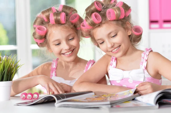 Tweenie κορίτσια σε Μπικουτιά με το περιοδικό — Φωτογραφία Αρχείου