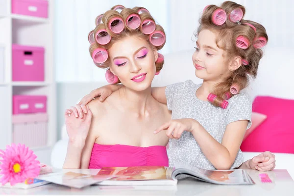 Mãe e filha em encrespadores de cabelo — Fotografia de Stock