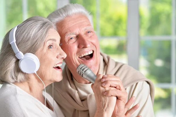 Casal de idosos com fones de ouvido — Fotografia de Stock