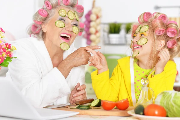 Femme âgée et petite-fille à la cuisine — Photo