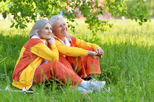 Couple d'âge mûr dans le parc de printemps — Photo