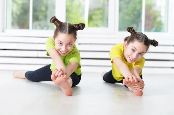 Niños dedicados al entrenamiento físico —  Fotos de Stock