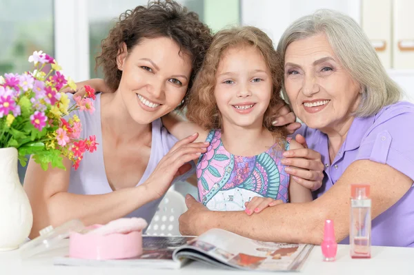 Famille heureuse avec vernis à ongles — Photo