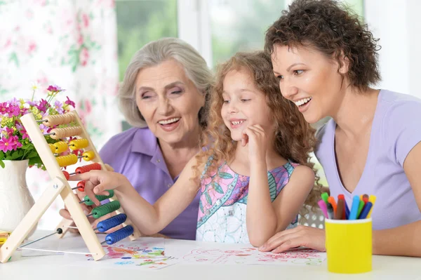 Família feliz fazendo lição de casa — Fotografia de Stock