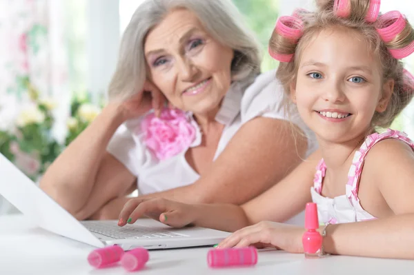 ラップトップを使用するおばあちゃんと少女 — ストック写真
