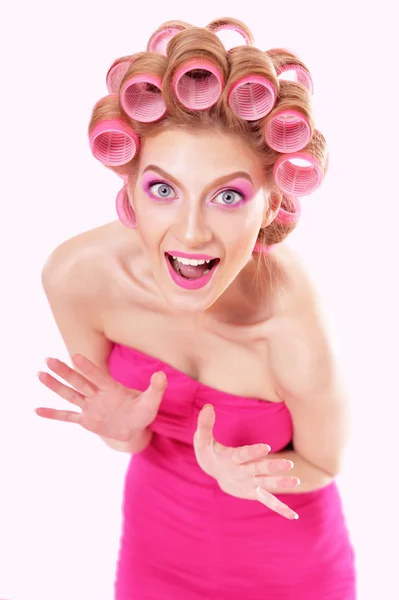 Mujer en vestido rosa con rizadores de pelo — Foto de Stock