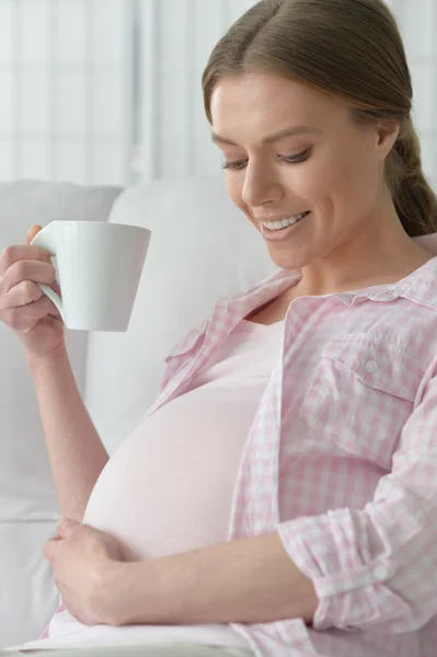 Feliz mujer embarazada sonriente —  Fotos de Stock