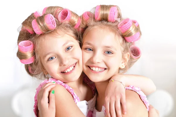 Meninas em encrespadores de cabelo — Fotografia de Stock
