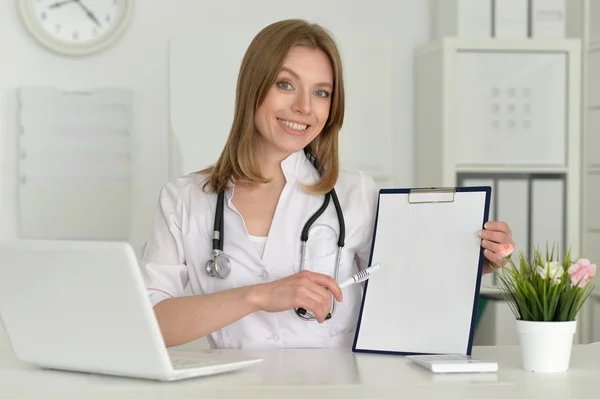 Ärztin mit Laptop — Stockfoto