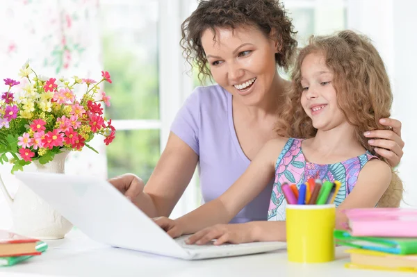 Moeder en dochter met laptop — Stockfoto