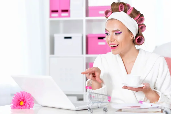 Vrouw in haar krulspelden met laptop — Stockfoto