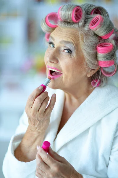 Äldre kvinna i hår rullar — Stockfoto