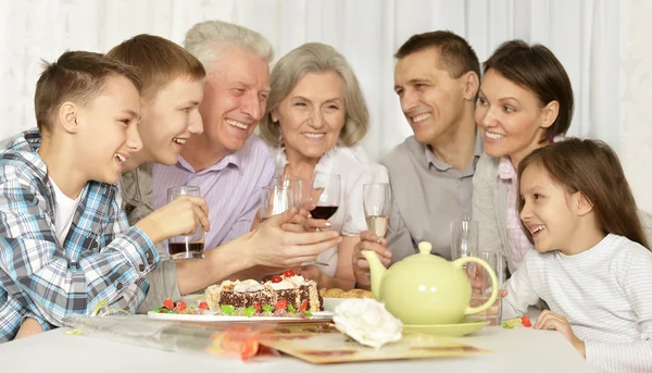 Família feliz com bolo — Fotografia de Stock