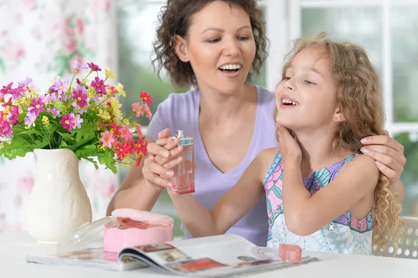 Madre con hija pequeña con revista — Foto de Stock