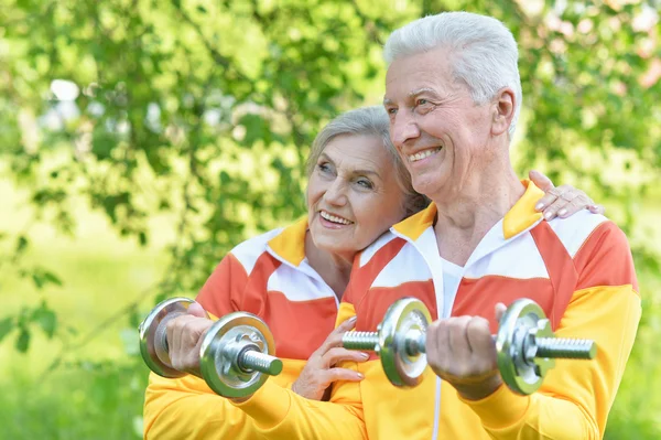 Passa äldre par utövar — Stockfoto