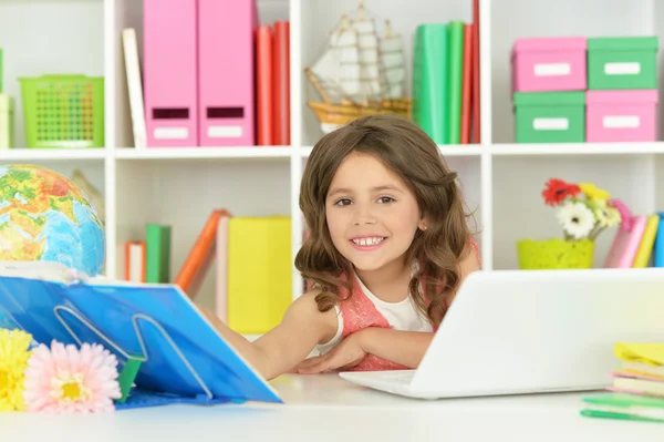 Student tjej med bok och laptop — Stockfoto
