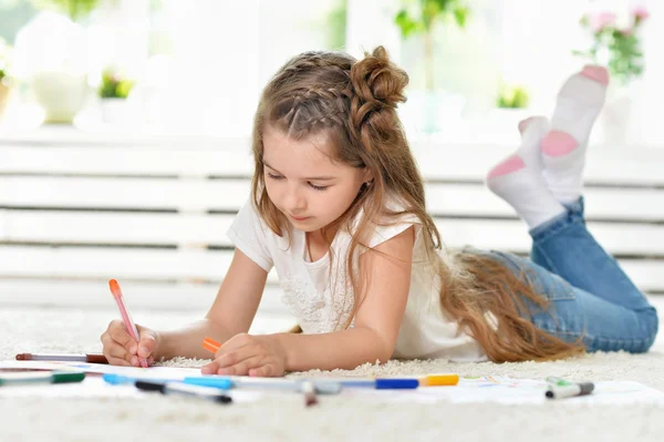 Retrato de niña dibujando — Foto de Stock