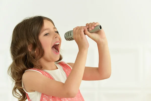 Мила маленька дівчинка співає — стокове фото