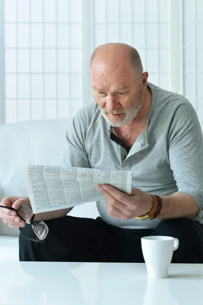 Portret van senior man met krant — Stockfoto