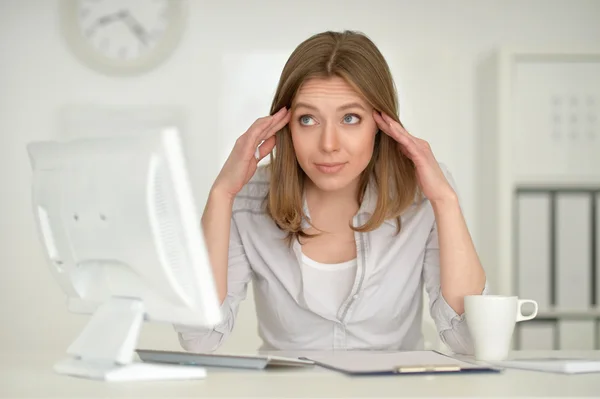 Giovane donna con computer — Foto Stock