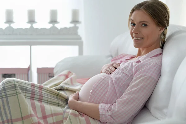 Šťastná usměvavá těhotná žena — Stock fotografie