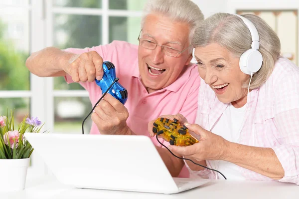 Retrato de casal sênior jogando no laptop — Fotografia de Stock