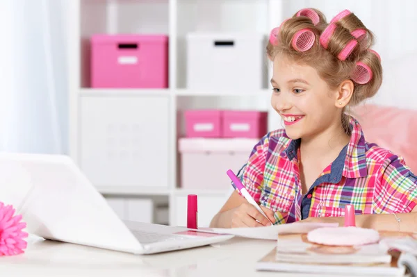 Dziewczynka w lokówki i laptopa — Zdjęcie stockowe