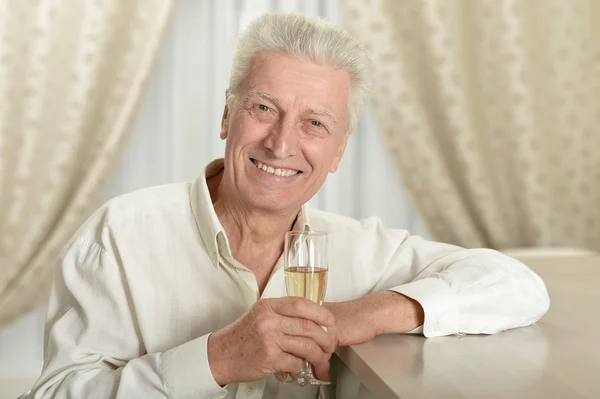 Glücklicher Senior mit Champagner — Stockfoto