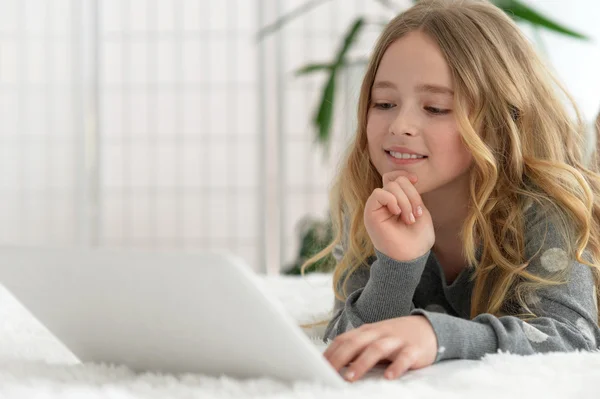 Kleines Mädchen benutzt Computer — Stockfoto