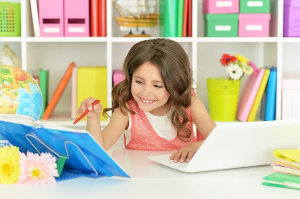 Студентська дівчина з книгою та ноутбуком — стокове фото