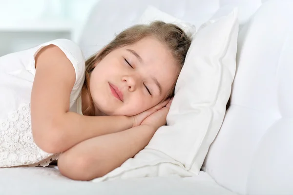 Petite fille mignonne qui dort — Photo