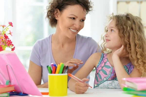 Vrouw of het meisje met kleurpotloden — Stockfoto