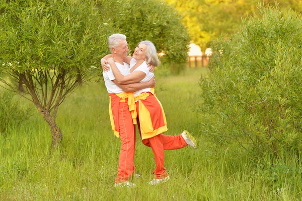 Зрелая пара в весеннем парке — стоковое фото
