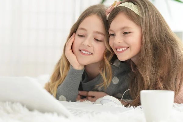 Leuke meisjes met laptop — Stockfoto