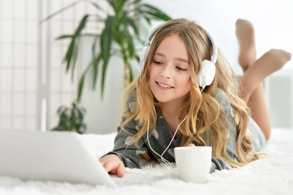 Kleines Mädchen benutzt Computer — Stockfoto