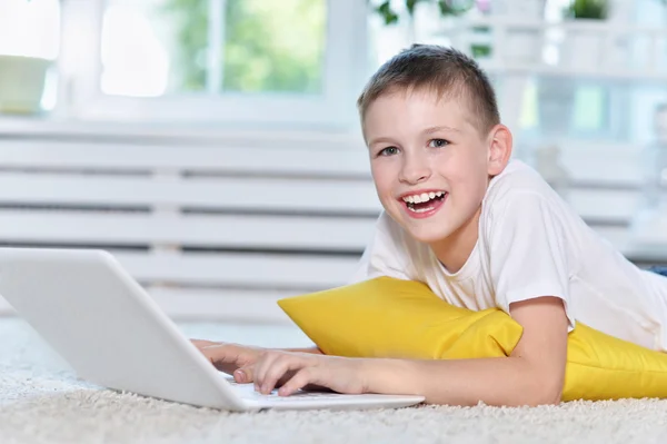 Jovem menino e laptop computador — Fotografia de Stock