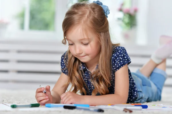 Küçük kız sınıf çizim — Stok fotoğraf