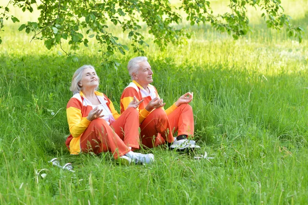 Happy fit Casal sênior meditando — Fotografia de Stock