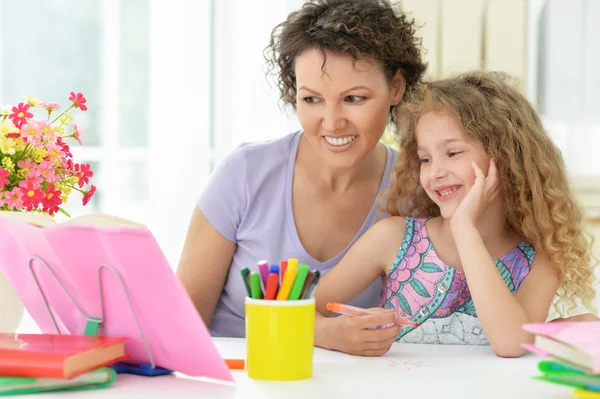 Mujer y niña con lápices de colores — Foto de Stock