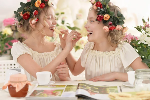 Tweenie Mädchen in Kränzen mit Magazin — Stockfoto