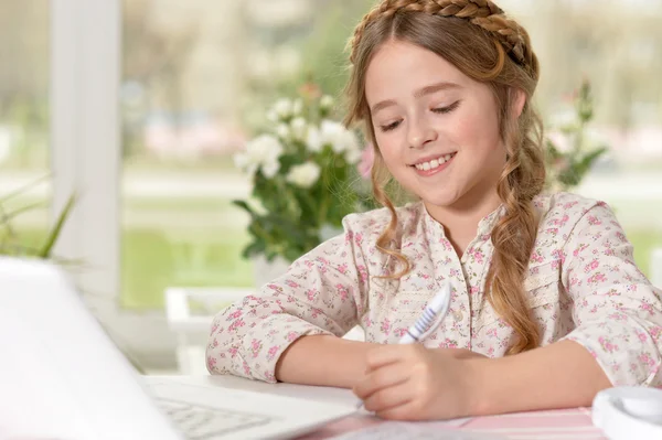 Kleines Mädchen benutzt Computer — Stockfoto