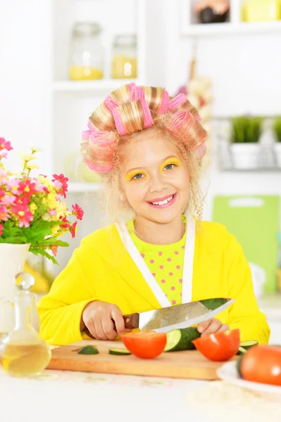 Pequeña chica bonita en rodajas verduras —  Fotos de Stock